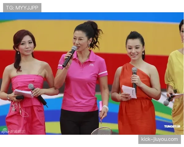 伏明霞这两张照片放一起，领奖台上的金牌少女和菜市场里那位阿姨竟然是同一个人